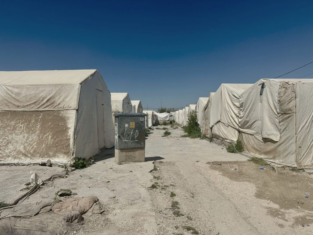 Лагерь беженцев Шария - унылое место, но для многих жителей он стал домом.
Лиза Шнайдер