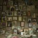 Фотографии езидов, убитых в 2014 году боевиками "Исламского государства" (запрещенная в России террористическая организация), найденные в небольшой комнате в святилище Лалиш на севере Ирака. AP Photo/Maya Alleruzzo